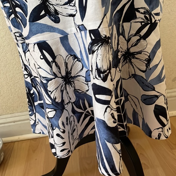 Size 6 Linen dress by Banana Republic. - Picture 4 of 7